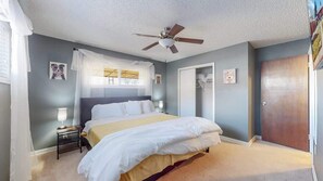 3 bedrooms, iron/ironing board, travel crib, WiFi - Spacious Family Home, King Beds Large Yard and Fun (Denver)