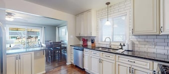 Spacious Family Home, King Beds Large Yard and Fun