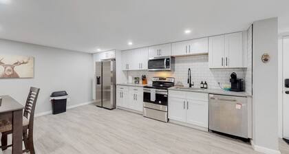 Modern & Updated Unit in Prime Location