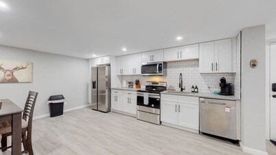 Modern & Updated Unit in Prime Location