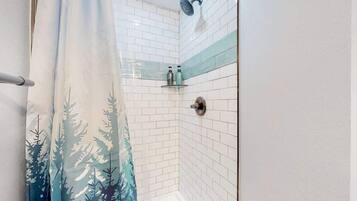 Dusche, Haartrockner, Handtücher