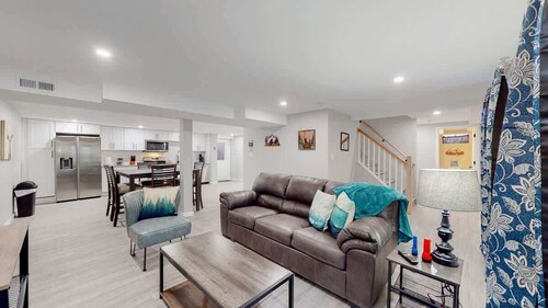 Modern & Updated Unit in Prime Location