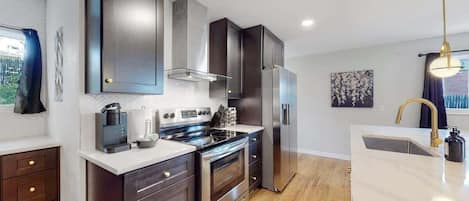 Frigorífico, microondas, horno y placa de cocina