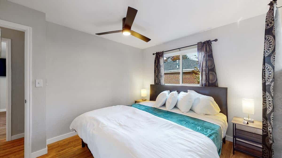 5 slaapkamers, een bureau, een strijkplank/strijkijzer, reisbedje