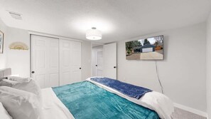 5 Schlafzimmer, Schreibtisch, Bügeleisen/Bügelbrett, Reisekinderbett