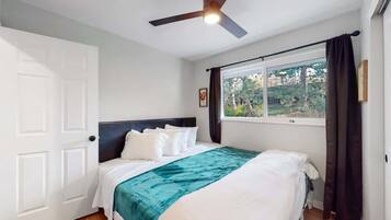 5 bedrooms, desk, iron/ironing board, travel cot