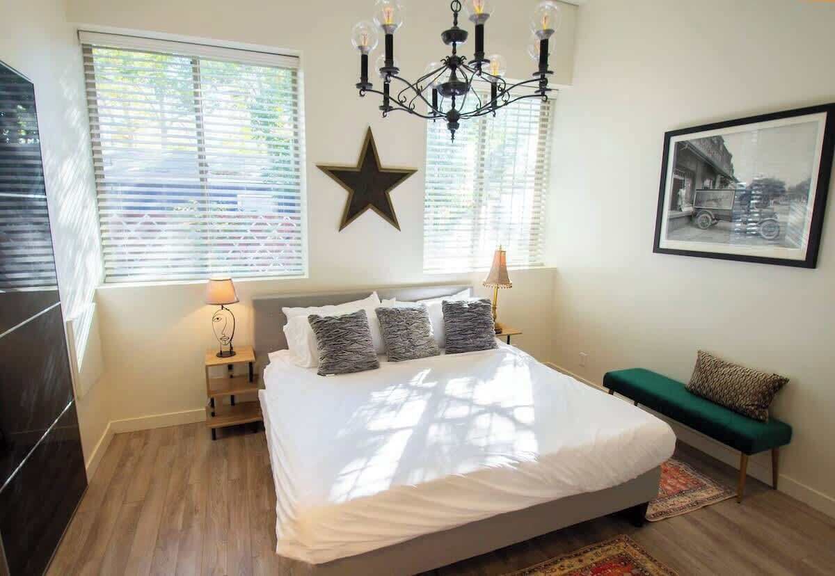 3 slaapkamers, een strijkplank/strijkijzer, reisbedje, wifi