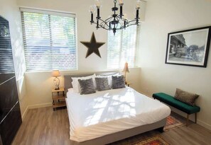 3 makuuhuonetta, silitysrauta/-lauta, vauvan matkasänky, Wi-Fi