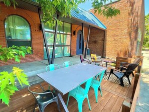 Outdoor dining - Mission Ball Room Denver Loft in Rino Art District (Denver)