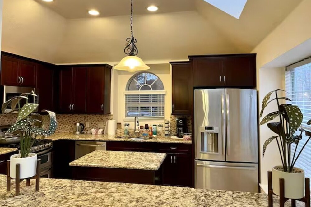 Cheerful, unique & cozy house w the great location