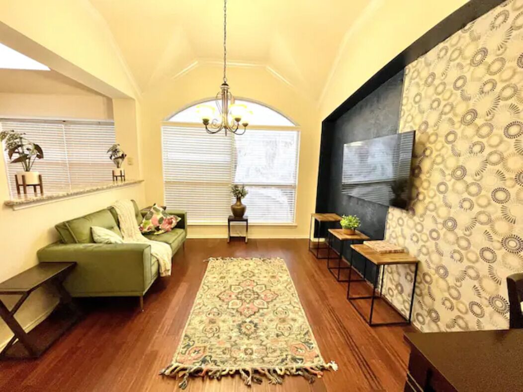 Cheerful, unique & cozy house w the great location