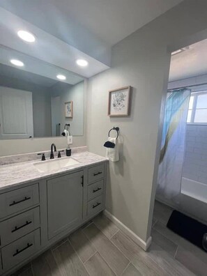 Badekar, miljøvennlige toalettsaker, hårføner og håndklær