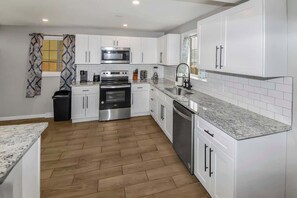 Kjøleskap, mikrobølgeovn, ovn og kokeplater