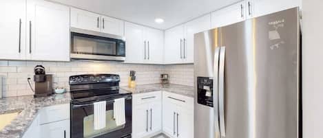 Kjøleskap, mikrobølgeovn, ovn og kokeplater