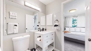 Badekar, miljøvennlige toalettsaker, hårføner og håndklær