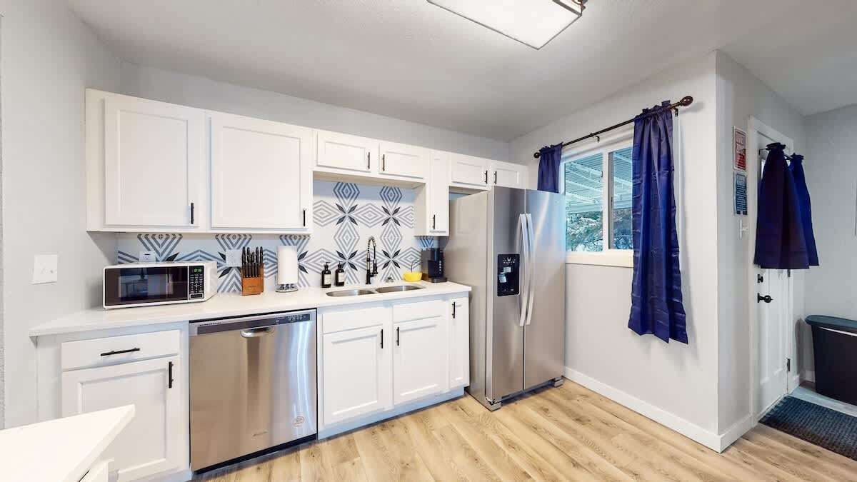 雪櫃、微波爐、焗爐、爐具