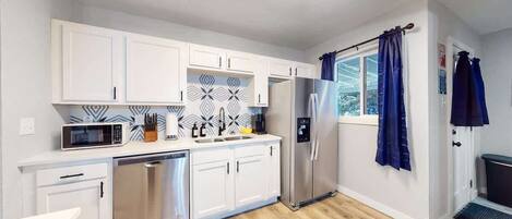 雪櫃、微波爐、焗爐、爐具