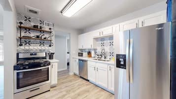 Frigorífico, microondas, horno y placa de cocina
