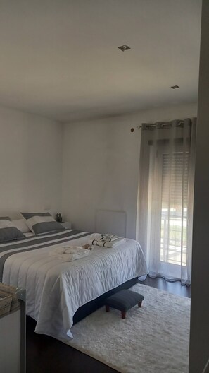 4 Schlafzimmer, Schreibtisch, Bügeleisen/Bügelbrett, Reisekinderbett