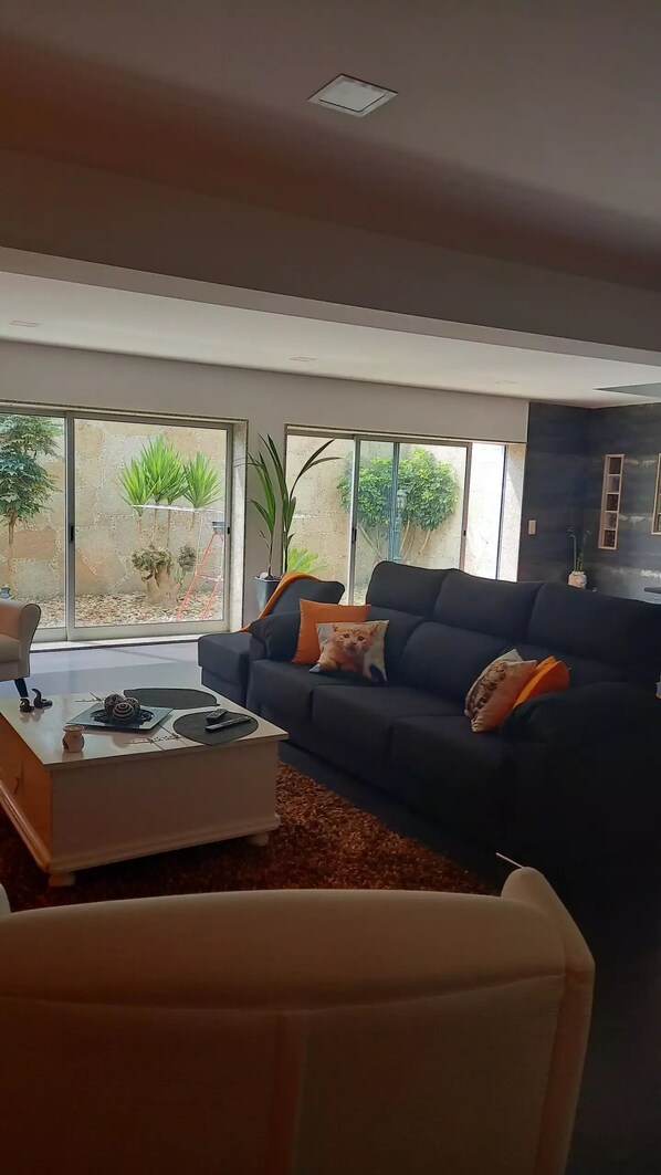 Smart-TV, Kamin, Tischfußball, Tischtennisplatte