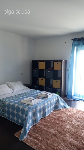 4 makuuhuonetta, työpöytä, silitysrauta/-lauta, vauvan matkasänky