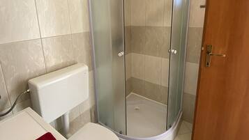 Regadera, secadora de cabello, toallas