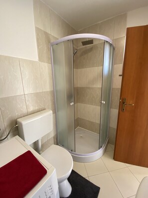 Douche, séchoir à cheveux, serviettes fournies