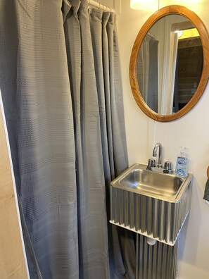 Bruser, hårtørrer, håndklæder, Sæbe