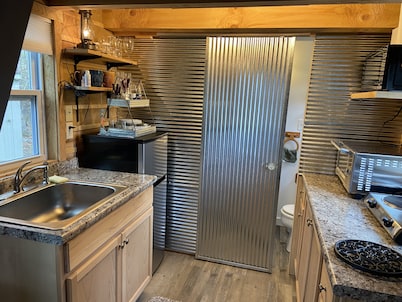 Private CABIN 5 STAR Clean! By Patoka Lake! Boat parking! Queen bed & full bath