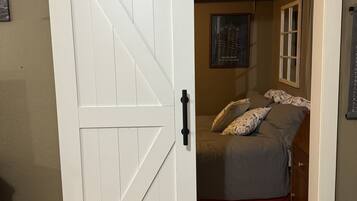 3 bedrooms, desk, iron/ironing board, travel crib