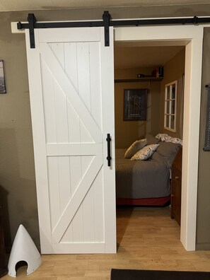 3 bedrooms, desk, iron/ironing board, travel crib