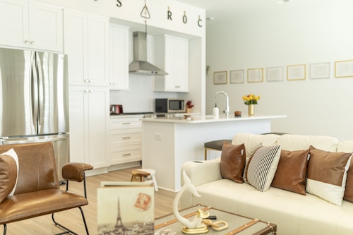 Downtown Woodstock - Open Concept and Natural light- Metro Atlanta Townhome