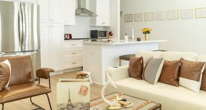 Downtown Woodstock - Open Concept and Natural light- Metro Atlanta Townhome