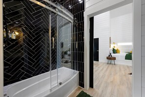 Combined shower/tub, hair dryer, towels