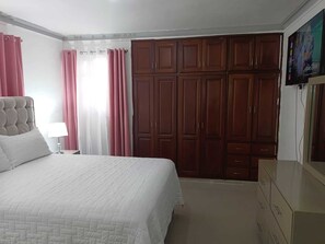3 bedrooms, iron/ironing board, free WiFi, bed sheets