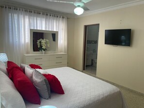 3 habitaciones, escritorio, tabla de planchar con plancha y wifi gratis 