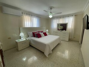 3 bedrooms, desk, iron/ironing board, free WiFi