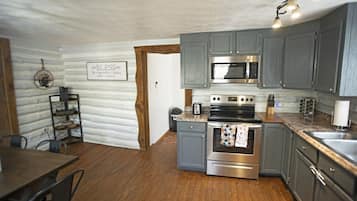 Refrigerador, microondas, horno y cafetera y tetera