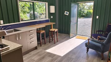Refrigerador, microondas, parrilla de estufa y cafetera y tetera
