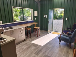 Frigorífico, microondas, placa de cocina y cafetera o tetera