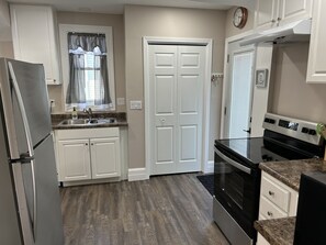 Fridge, microwave, oven, stovetop - Cute 3bed/2bath house near downtown Omaha (Omaha)