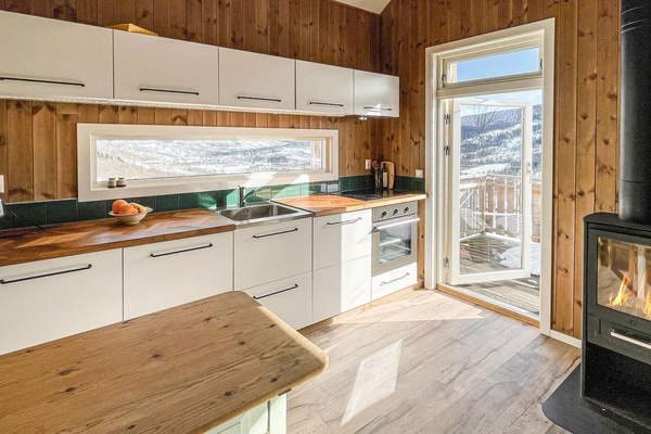 Fridge, oven, stovetop, coffee/tea maker