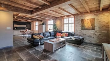 Een smart-tv en een open haard