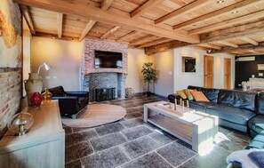 Smart TV, fireplace - Amazing home in Damme with WiFi (Damme)