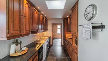 Een koelkast, een oven, een kookplaat, een vaatwasser