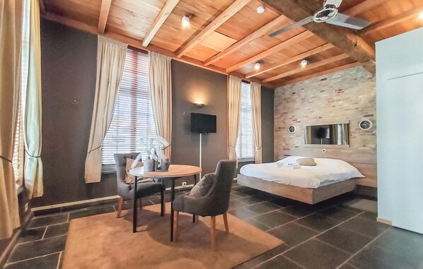 4 bedrooms, travel crib, free WiFi, bed sheets