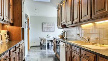 Een koelkast, een oven, een kookplaat, een vaatwasser