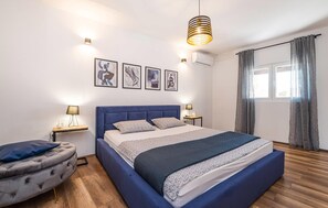 3 bedrooms, iron/ironing board, travel crib, free WiFi - Gorgeous home in Benkovac (Benkovac)