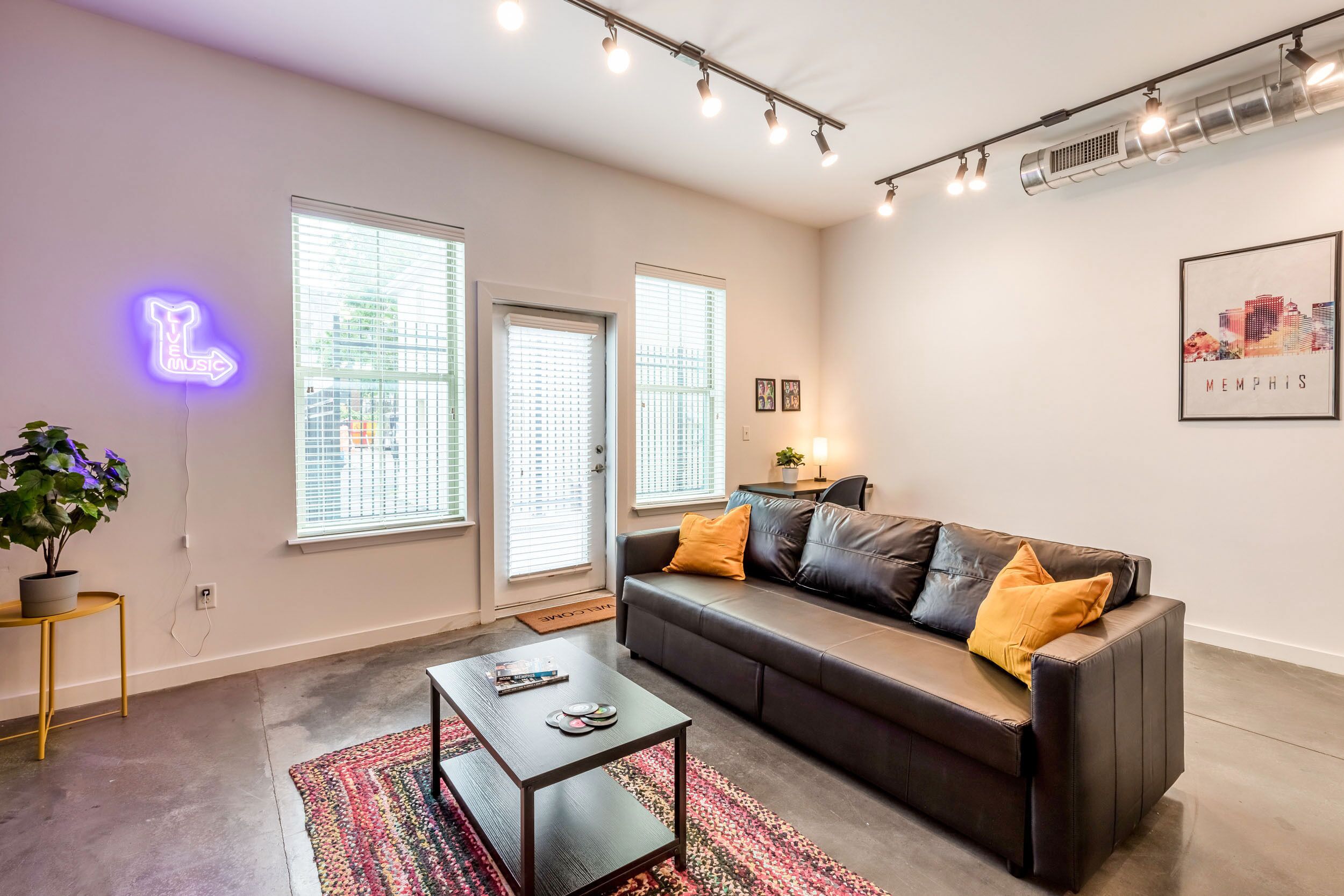 Memphian KING SUITE downtown with a POOL and GYM