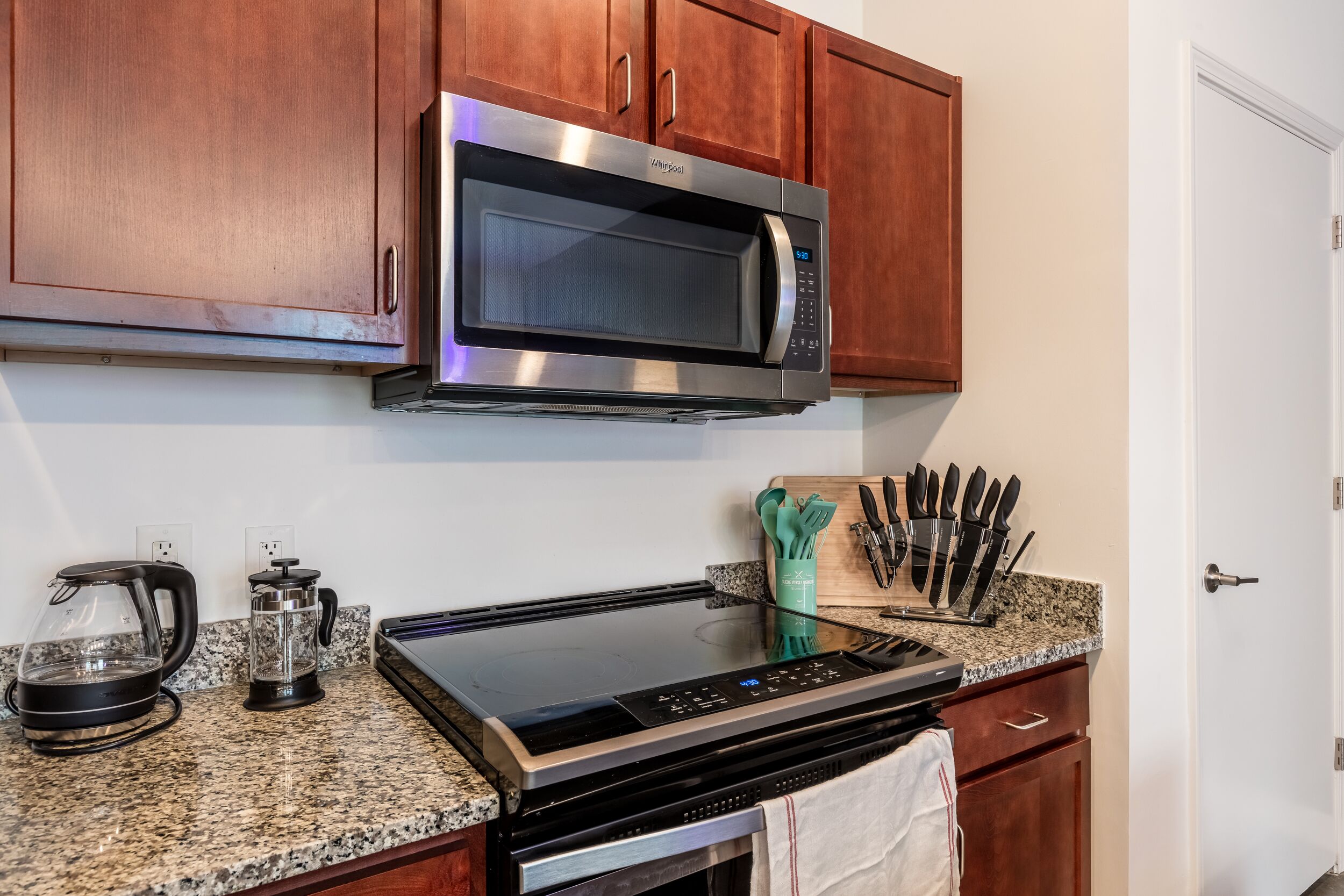 Memphian KING SUITE downtown with a POOL and GYM